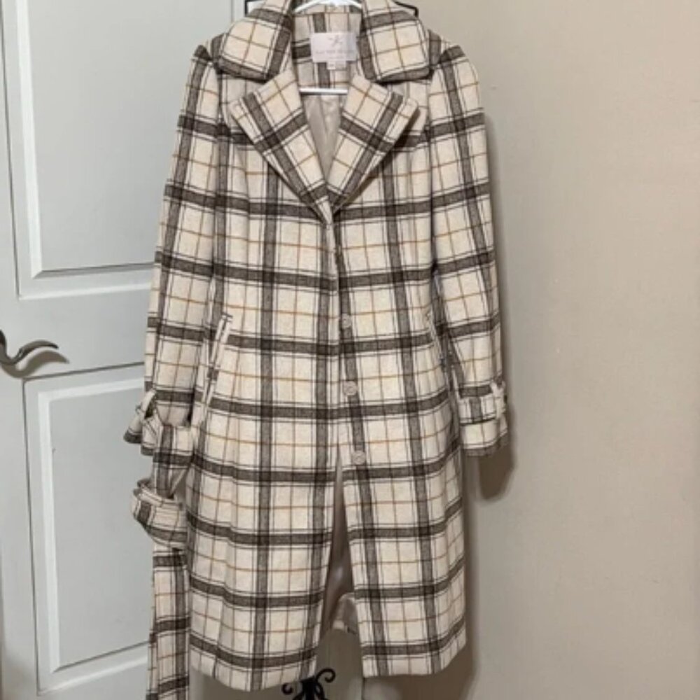 NWOT Gorgeous Gal Meets Glam Cream and Black Soft Trench Coat with Notched Lapel